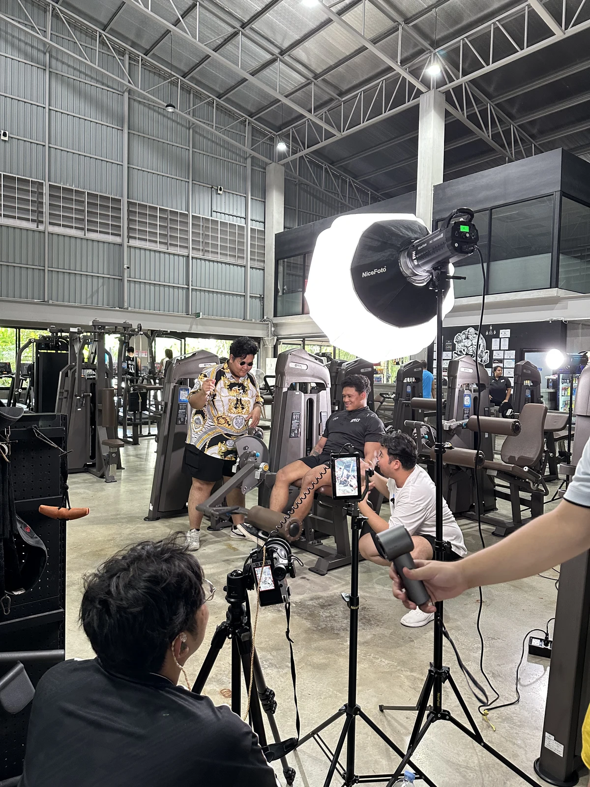 บรรยากาศการถ่ายทำโฆษณาในสถานที่จริง พร้อมทีมกล้องและไฟระดับมาตรฐาน